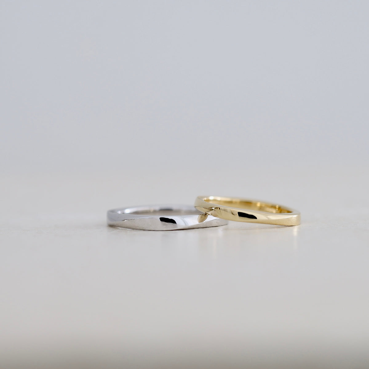全周をひねるデザイン K18イエローゴールドとプラチナのマリッジリング（結婚指輪）鏡面仕上げ